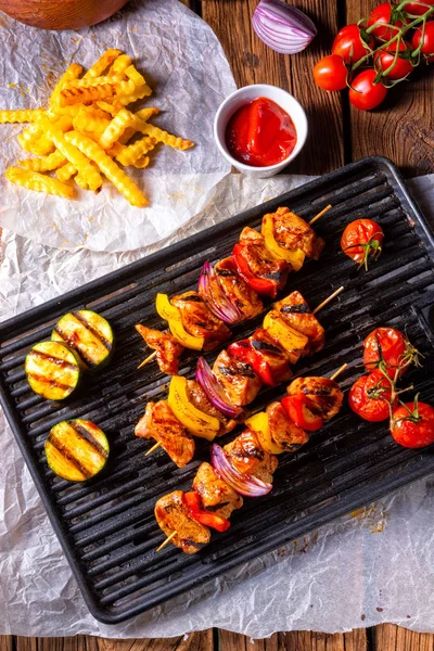 Rustikale Kebab Mit Mariniertem Schinkenfleisch Paprika Und Roten Zwiebeln — Stockfoto