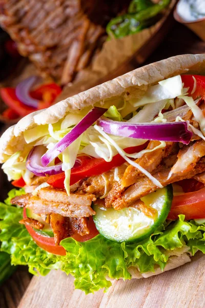 Pita Croccante Con Carne Alla Griglia Verdure Varie Salsa All — Foto Stock