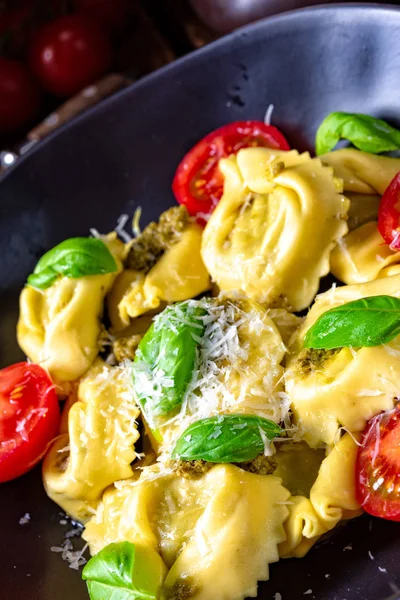 Rustieke Spinazie Tortellini Met Kaas Cocktail Tomaten Plaat — Stockfoto