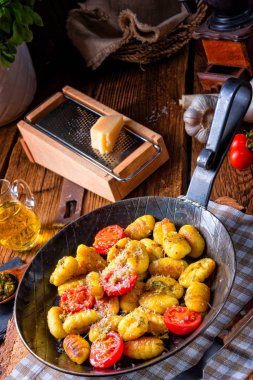 yeşil pesto, kiraz domates ve parmesan ile tavada pişirme gnocchi