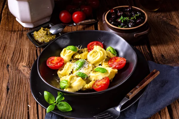 Tortellini Spinaci Rustici Con Formaggio Pomodori Cocktail Piatto — Foto Stock