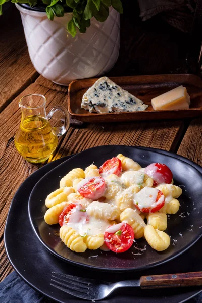 Gnocchi Met Groene Pesto Kerstomaatjes Parmezaanse Kaas Bakken Plaat — Stockfoto