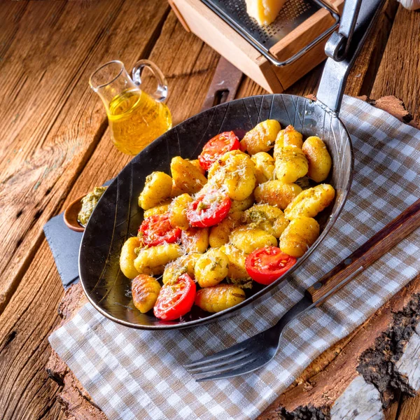 Yeşil Pesto Kiraz Domates Parmesan Ile Tavada Pişirme Gnocchi — Stok fotoğraf