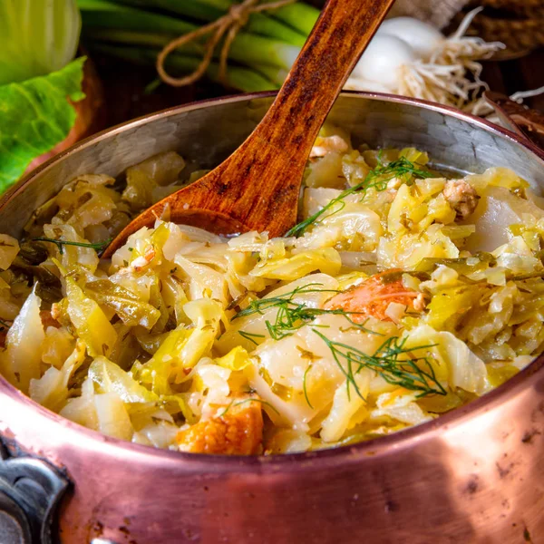 Genç ve taze lahana güveç pastırma küpleri ile pişirme