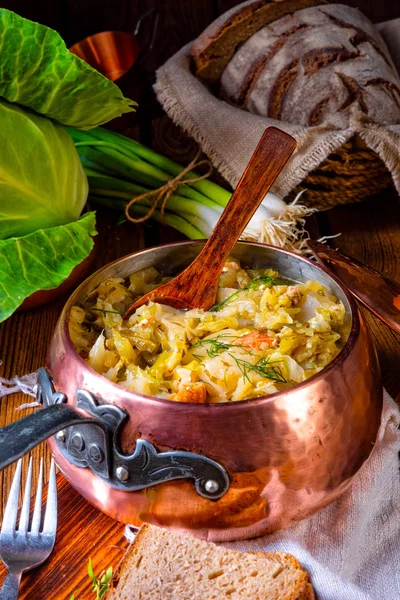 Genç ve taze lahana güveç pastırma küpleri ile pişirme