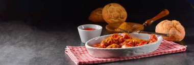 geleneksel currywurst konteyner pişirme lezzetli köri soslu