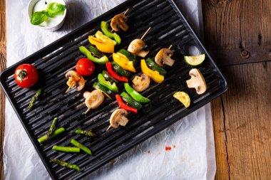 yeşil kuşkonmaz ve kırmızı biber zor durumda Pan ile sebze Kebab