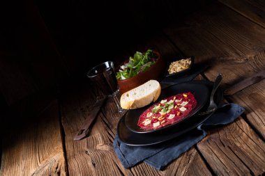 Çorba plaka renkli biber ve parmesan peyniri ile dana Carpaccio