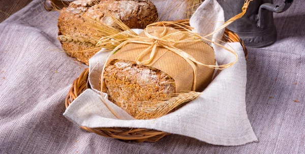 Delicioso Pan Casero Masa Fermentada Canasta Mimbre —  Fotos de Stock