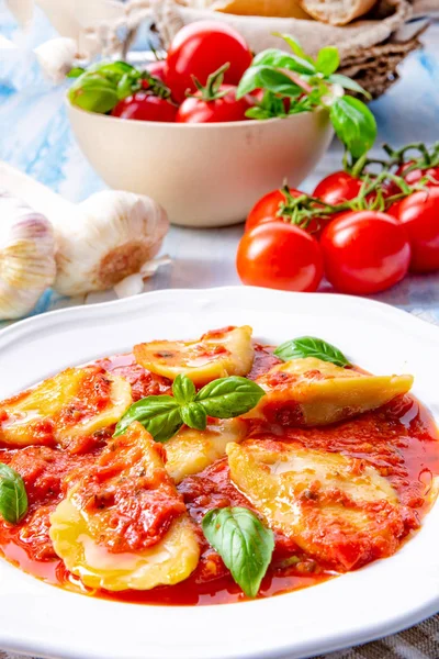 Ravioli Tomatensaus Met Basilicum Bladeren Soep Plaat — Stockfoto