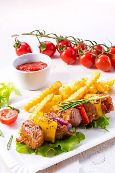 Brochettes Kebab Avec Paprika Oignon Rouge Sur Assiette — Photo