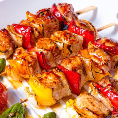 soğan ve kırmızı biber ile orijinal Macar Kebab