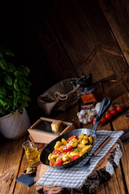 Gnocchi pişmiş yeşil pesto, kiraz domates ve parmesan ile