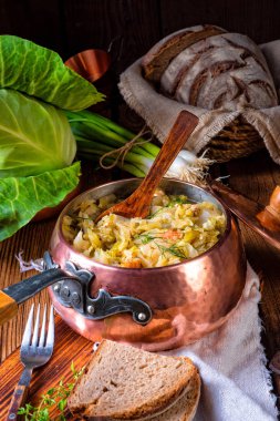 Genç ve taze lahana pişmiş pastırma küpleri ile