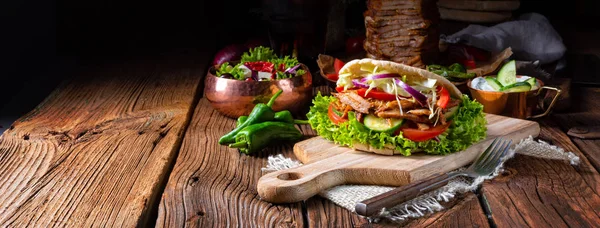 Knusprige Pita Mit Gegrilltem Gyros Fleisch Verschiedene Gemüse Und Knoblauchsoße — Stockfoto