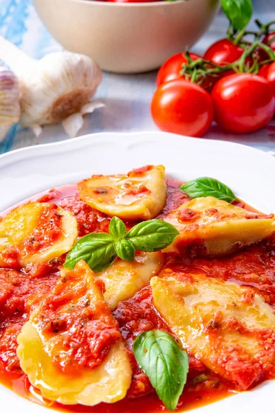 Läckra Pasta Ravioli Tomat Sås Med Basilika — Stockfoto