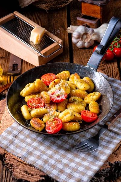 汤团烤有绿色的香蒜 樱桃西红柿和干酪 — 图库照片