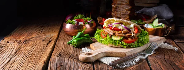 Pita Crujiente Con Carne Giros Parrilla Varias Verduras Salsa Ajo Fotos De Stock Sin Royalties Gratis