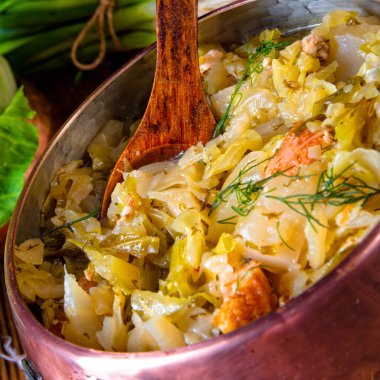 Genç ve taze lahana pişmiş pastırma küpleri ile