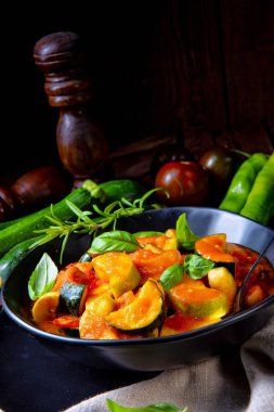 Vejetaryen ratatouille taze sebze ve otlar ile