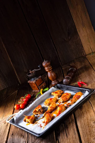 Rustik Yedeklenmiş Tavuk Kanatları Bacaklar Pişirme Tepsisi Üzerinde — Stok fotoğraf