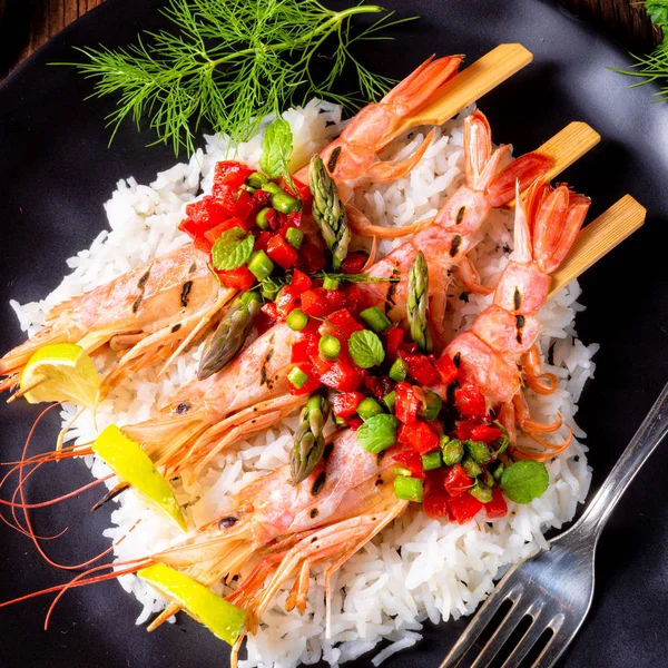 Gegrilde Rode Argentijnse Garnalen Met Rode Salsa Groene Asperges — Stockfoto