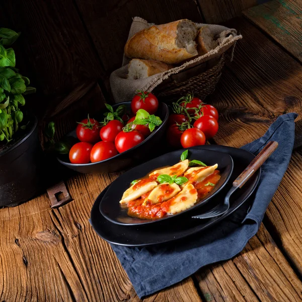 Pasta Deliciosa Rústica Ravioli Salsa Tomate Con Albahaca —  Fotos de Stock