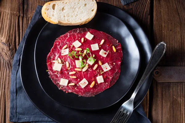 Carpaccio Oxfilé Med Pinjenötter Färgglada Peppar Och Parmesanost — Stockfoto