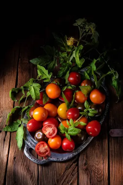 Verschillende Soorten Tomaten Geserveerd Gepresenteerd Zilveren Schotel — Stockfoto