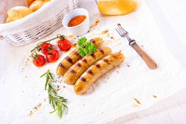 lezzetli domuz sucuğu ketçap ve taze rulo