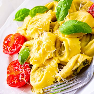 kokteyl domates ıspanak doldurma, rendelenmiş peynir ile mantı