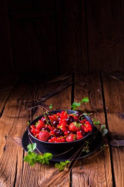 Çilek, frenk üzümü ve kiraz gibi farklı meyve ile kase.