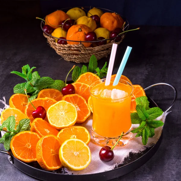 玻璃冰鲜榨橙汁 — 图库照片