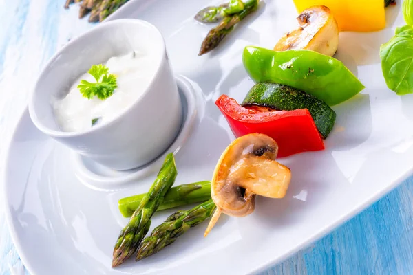 Vegetabiliska Shashlik Med Yoghurt Vitlökssås — Stockfoto