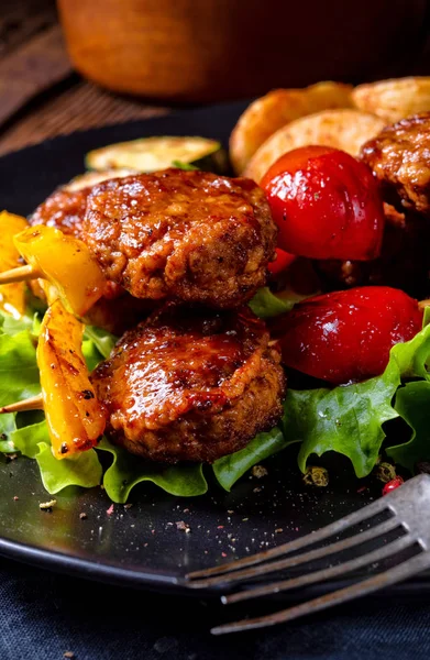 Rustieke Gehaktspiesjes Van Tomaat Paprika Gepofte Aardappel Kwartalen — Stockfoto