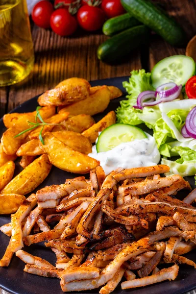 Rustik Gyros Plaka Yeşil Salata Patates Dilimleri — Stok fotoğraf