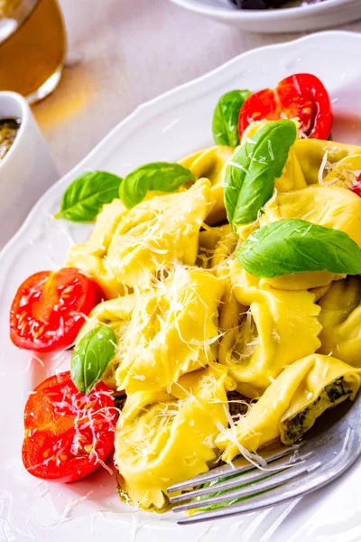Ravioli Met Vulling Van Spinazie Geraspte Kaas Cocktail Tomaten — Stockfoto