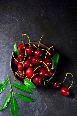 Taze kiraz ahşap kase aldı