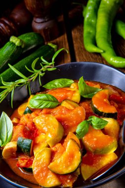 Vejetaryen ratatouille taze sebze ve otlar ile