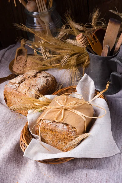 サワー種からおいしい自家製全粒粉ライ麦パン — ストック写真