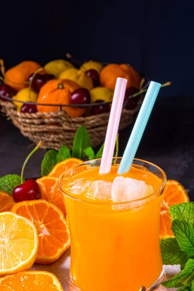 Succo Arancia Appena Spremuto Con Ghiaccio Vetro — Foto Stock