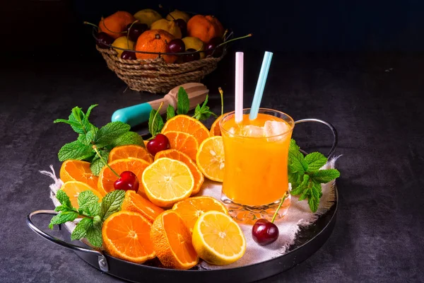 グラスに氷とオレンジ ジュースの絞りたて — ストック写真