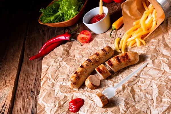 Rustika Bratwurst Med Pommes Och Hot Ketchup — Stockfoto