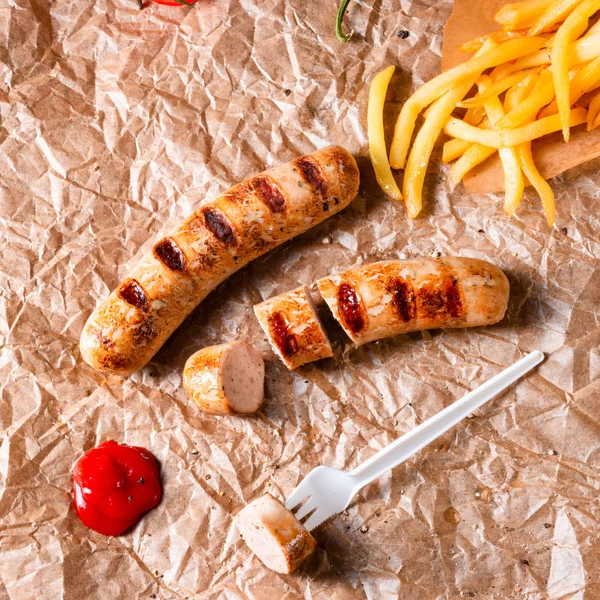 rustik sosisleri pommes ve sıcak ketçap ile