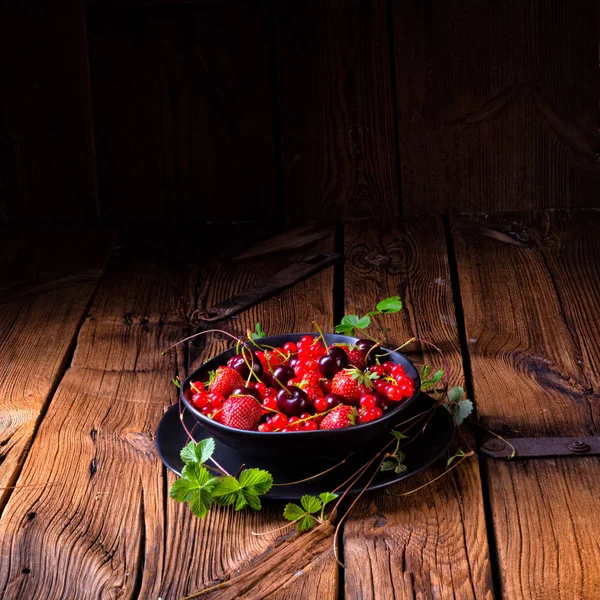 Mísa Různých Druhů Ovoce Jako Jsou Jahody Červený Rybíz Třešně — Stock fotografie