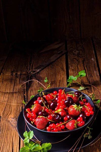 Çilek, frenk üzümü ve kiraz gibi farklı meyve ile kase