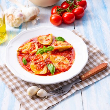 Lezzetli makarna, mantı domates fesleğen ile sos.