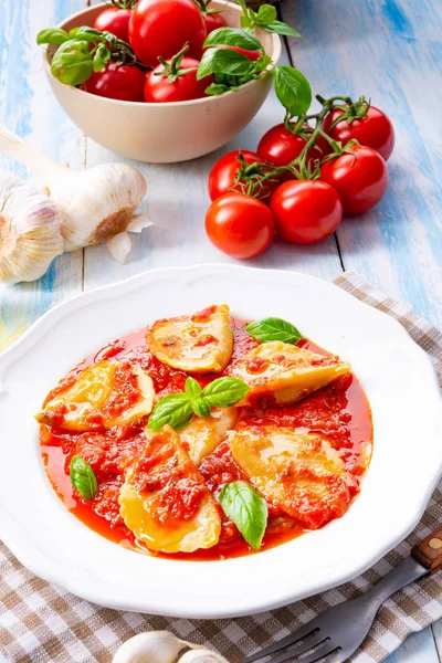 Deliziosa Pasta Ravioli Salsa Pomodoro Con Basilico — Foto Stock