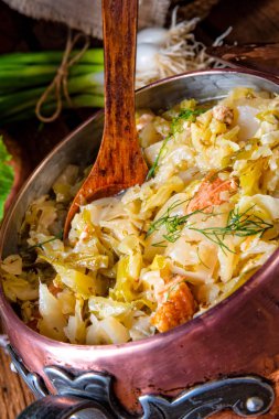 Genç ve taze lahana pişmiş pastırma küpleri ile yakın çekim