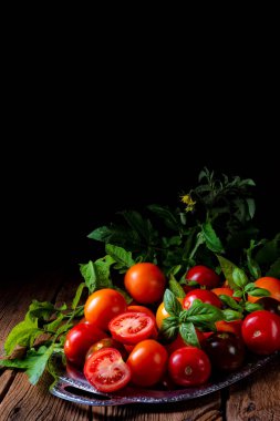 domates çeşitli hizmet ve otlar gümüş tepside mevcuttur